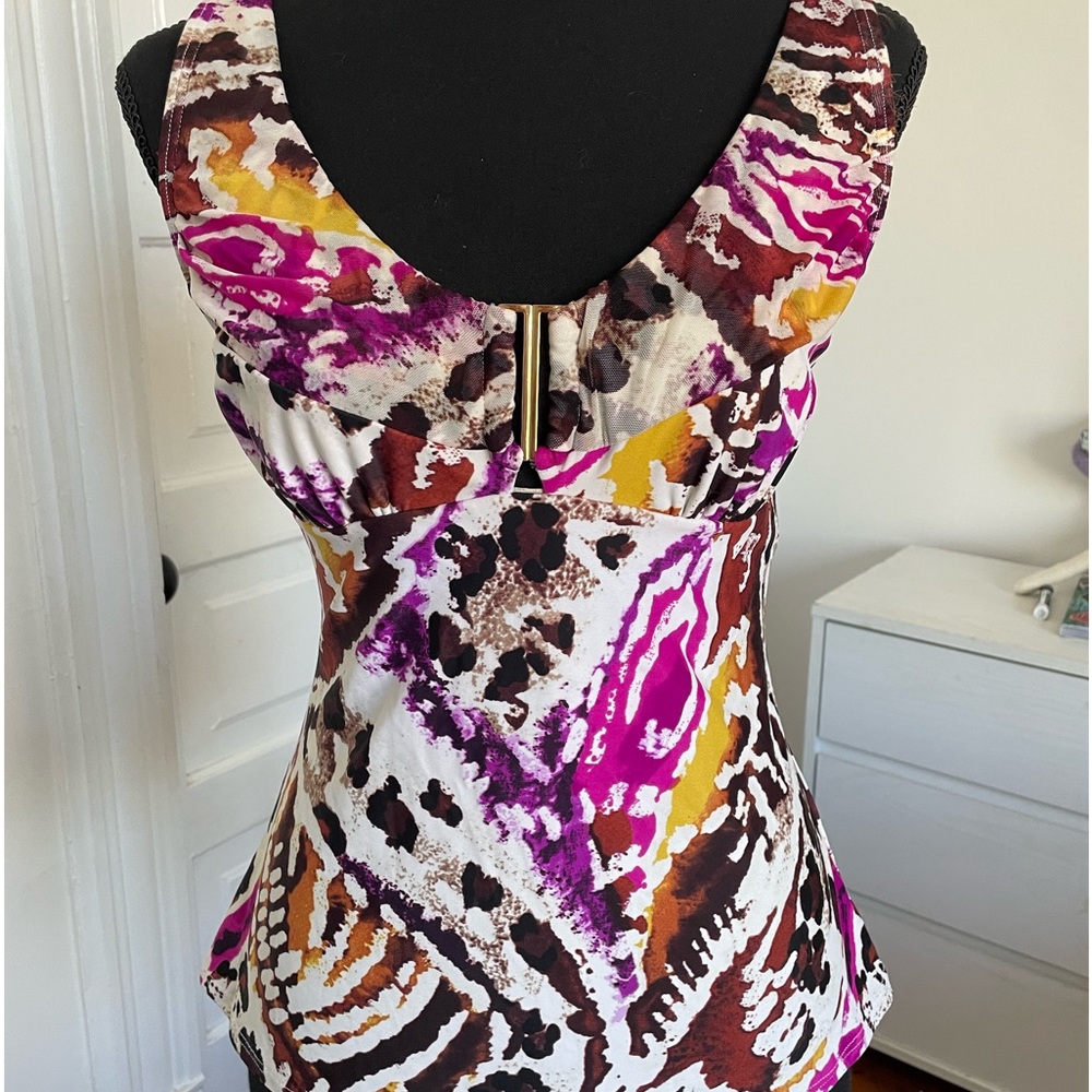 Woman’s bathing suit. Mistagged sz 10. But fits like a small 8 or a 6!!!